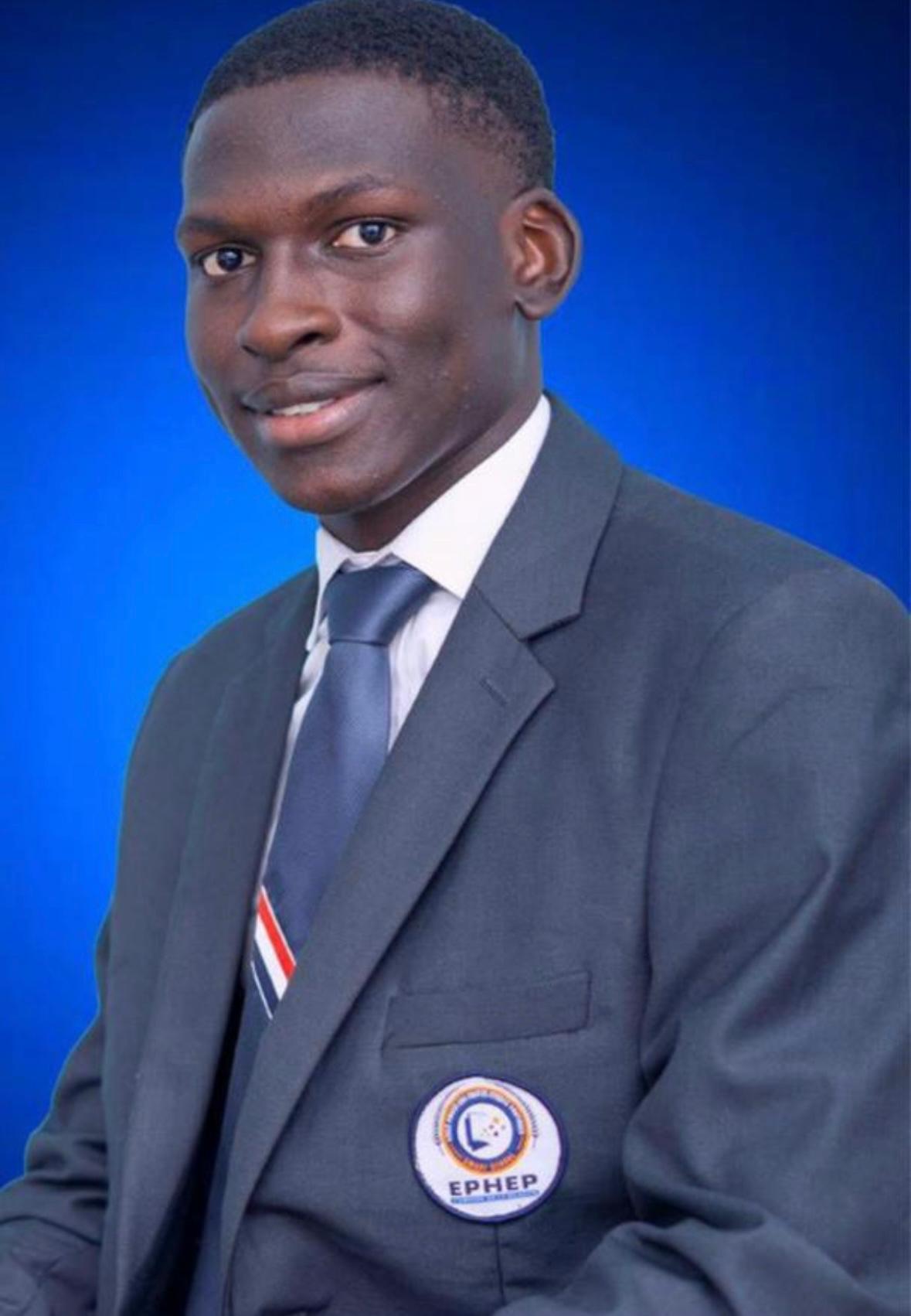 Portrait d'Amina Traoré, responsable technique, femme souriante avec lunettes et blouse blanche