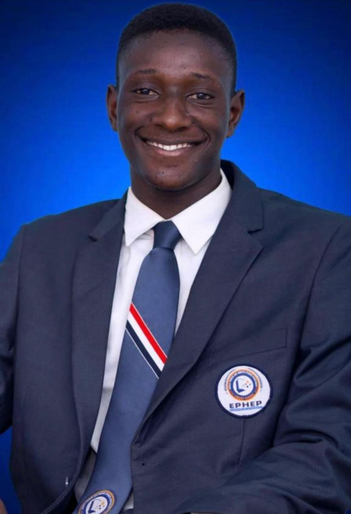 Portrait de Marc Yao, responsable logistique, homme souriant avec tablette numérique et casque